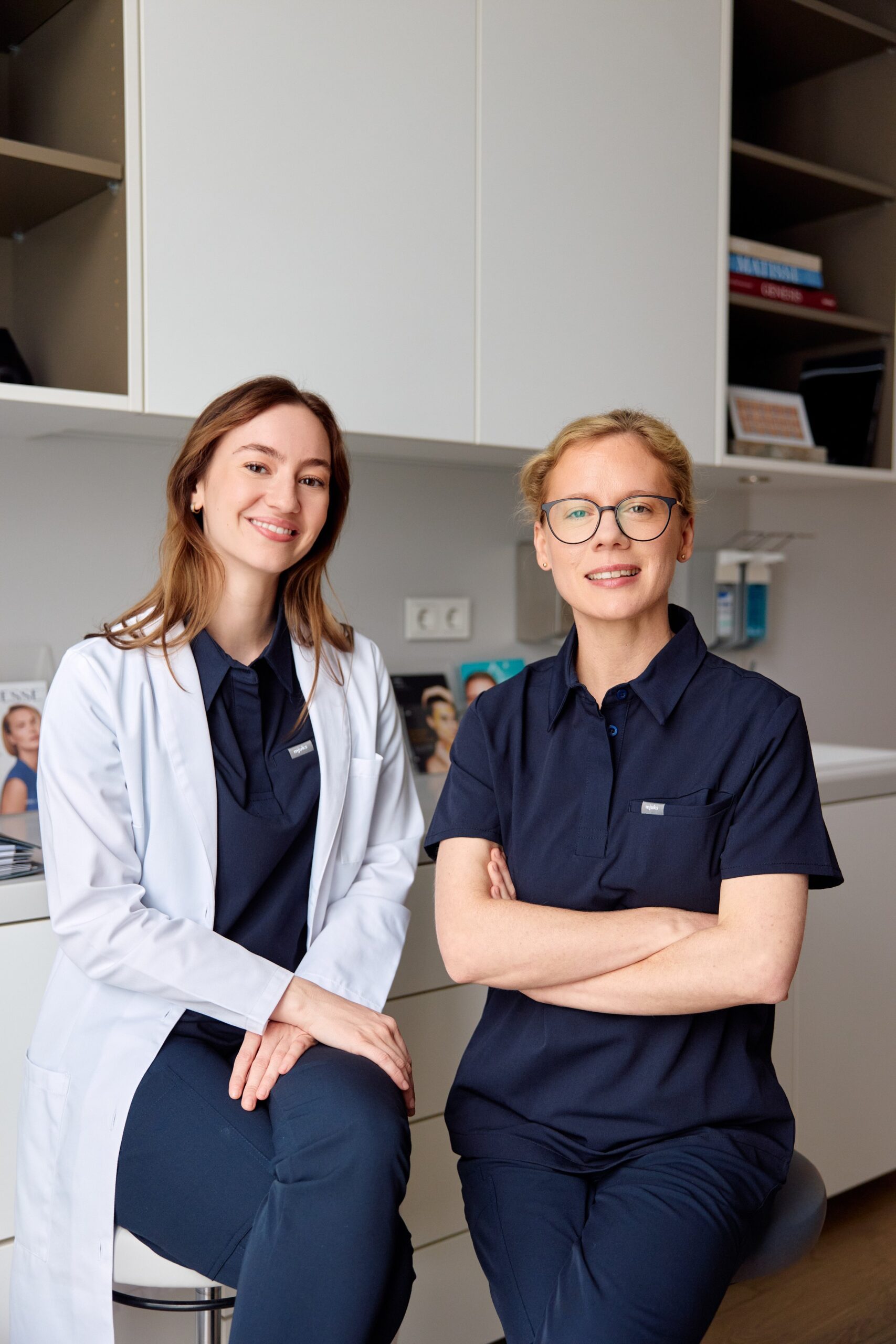 Zwei Ärztinnen der Hamburg Dermatologie im Behandlungsraum