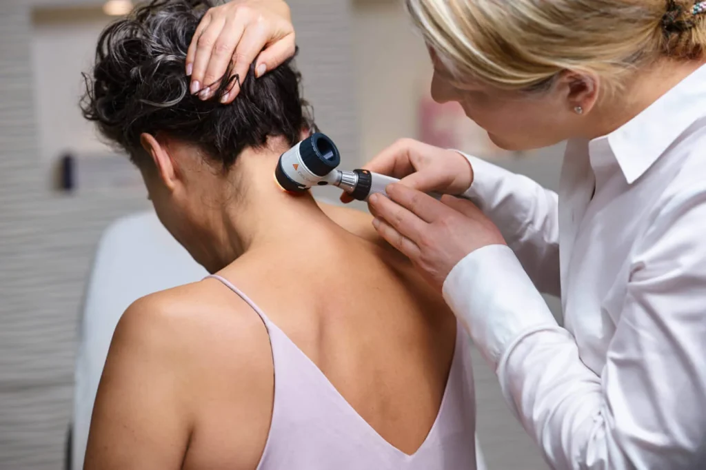 Hautuntersuchung mit dem Dermatoskop