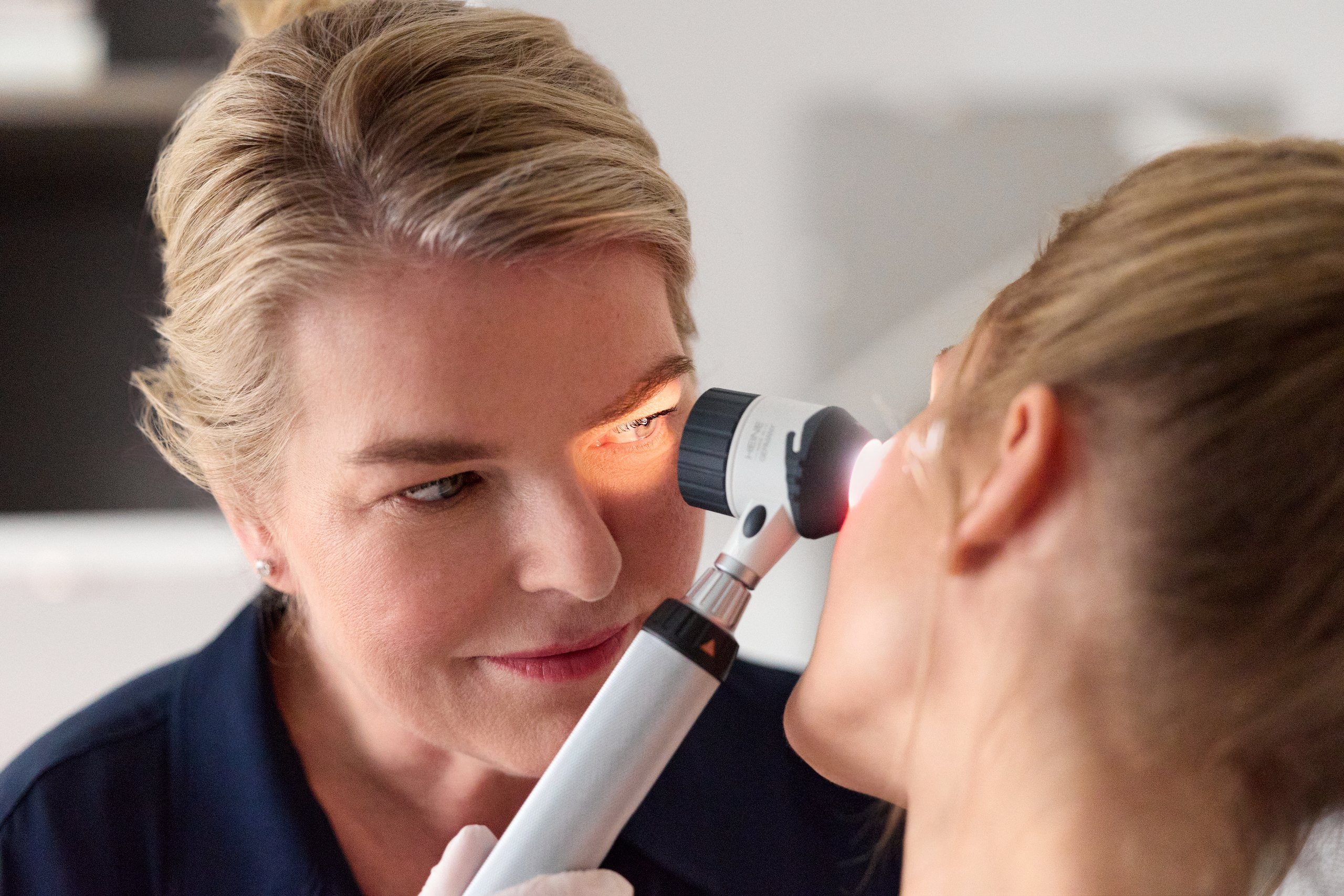 Ärztin der Hamburg Dermatologie untersucht die Haut mit dem Dermatoskop