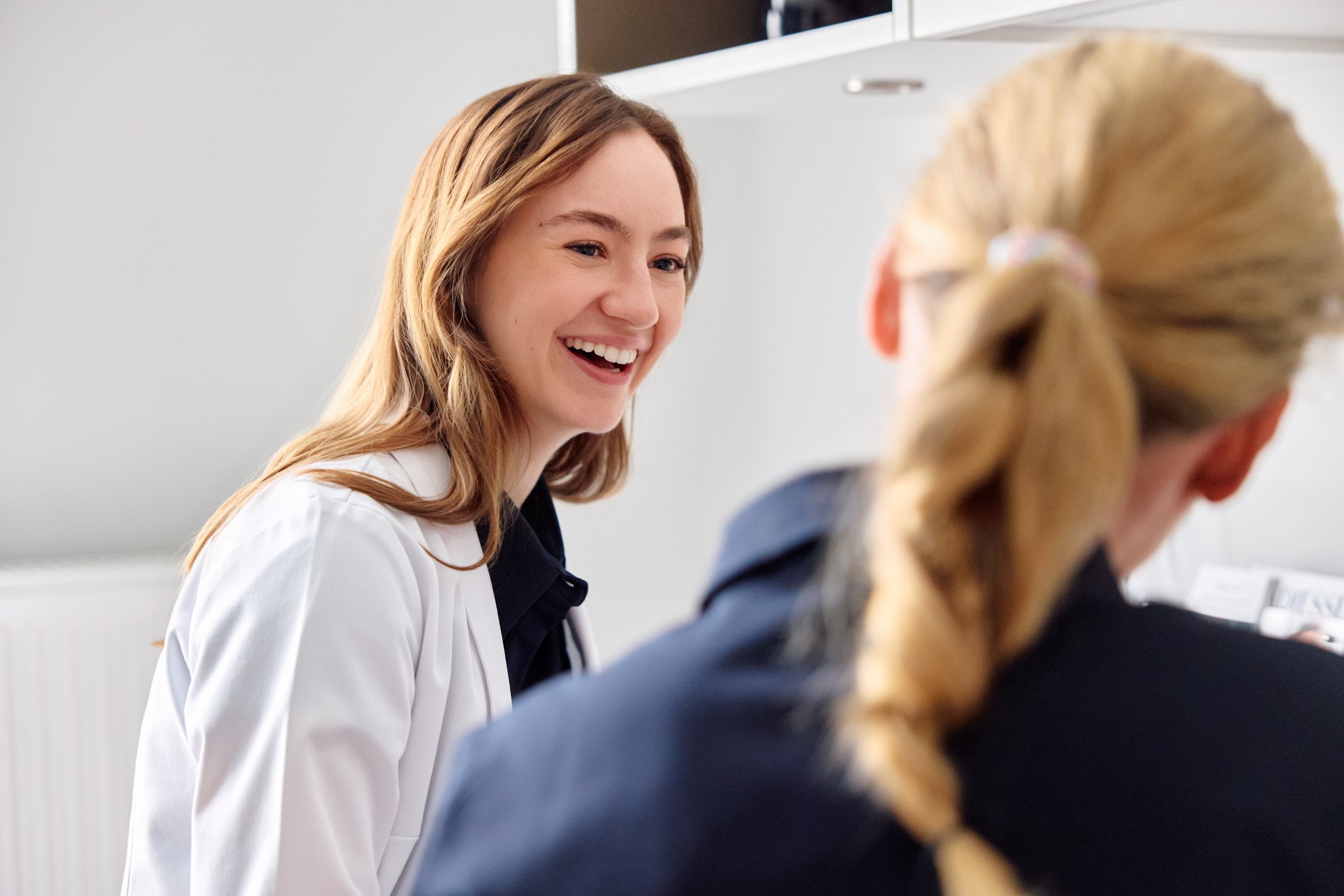 Zwei Mitarbeiterinnen der Hamburg Dermatologie im entspannten Gespräch
