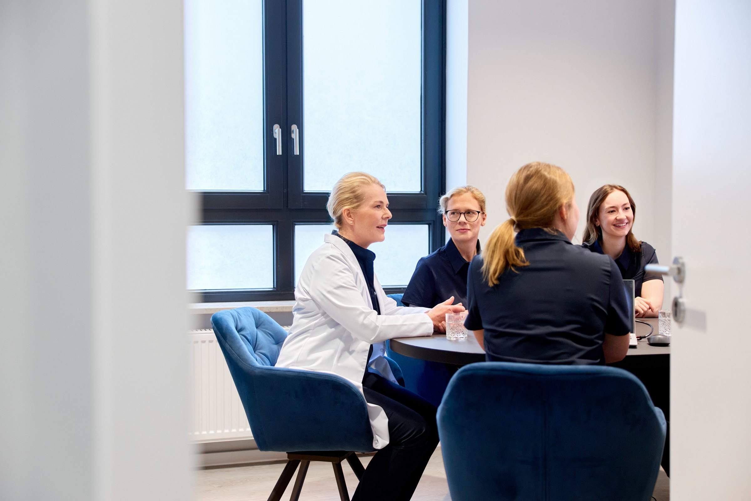 Das Team der Hamburg Dermatologie in der Besprechung am Konferenztisch
