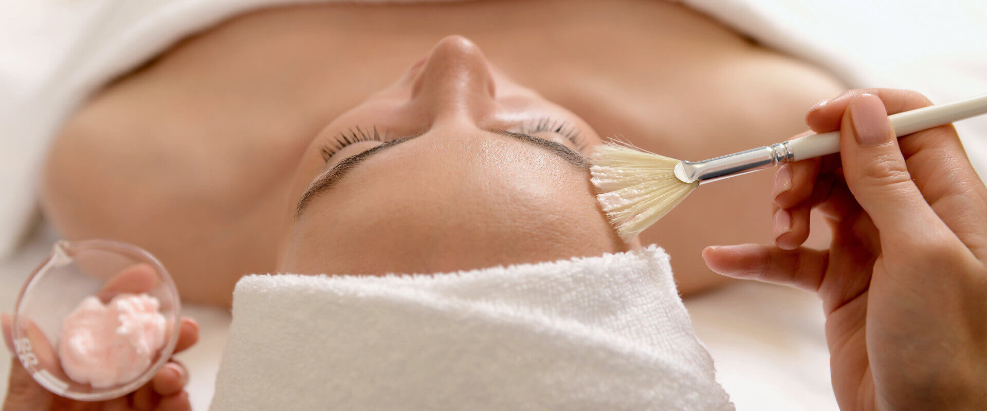 Peeling wird mit dem Pinsel im Gesicht aufgetragen