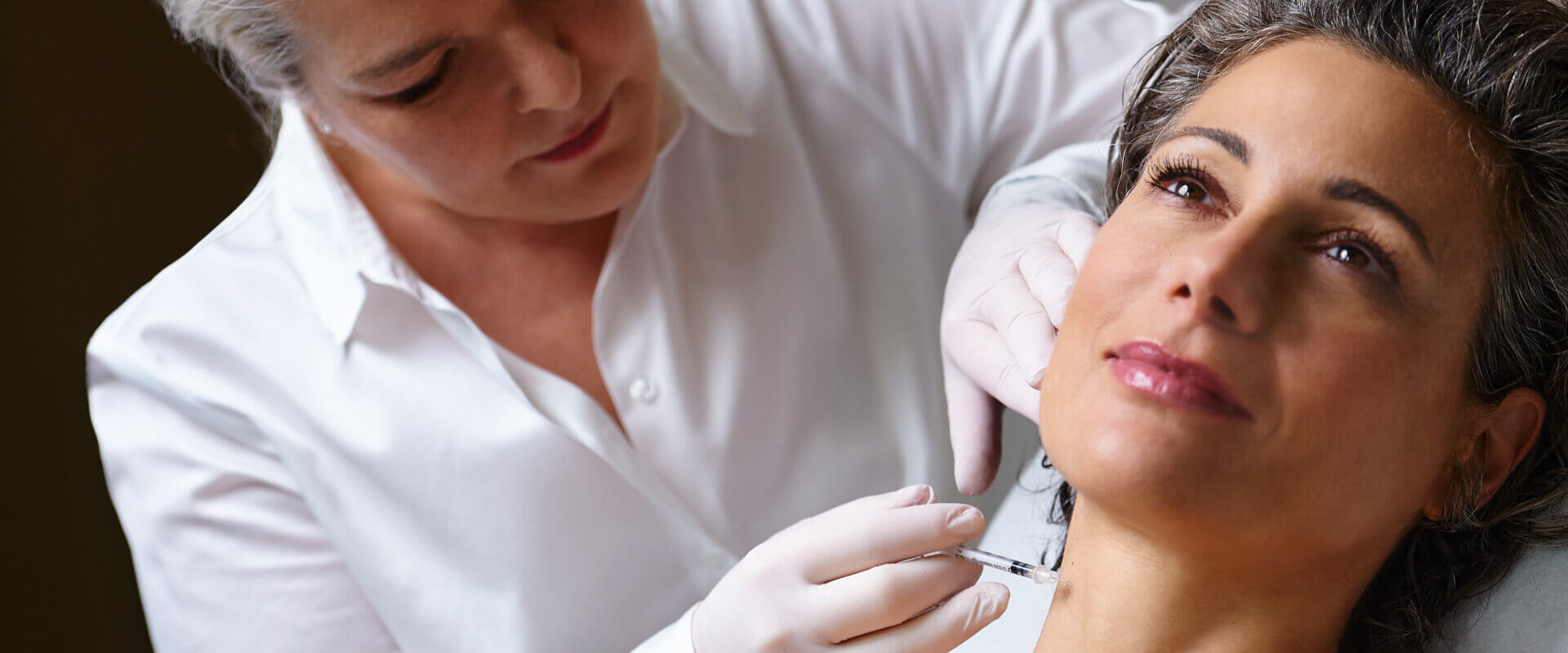 Injektion am Hals einer Patientin
