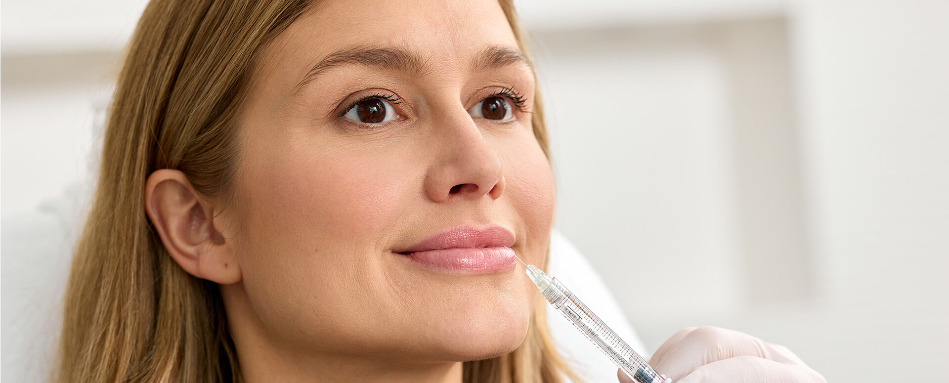 Injektion an der Lippe einer Patientin