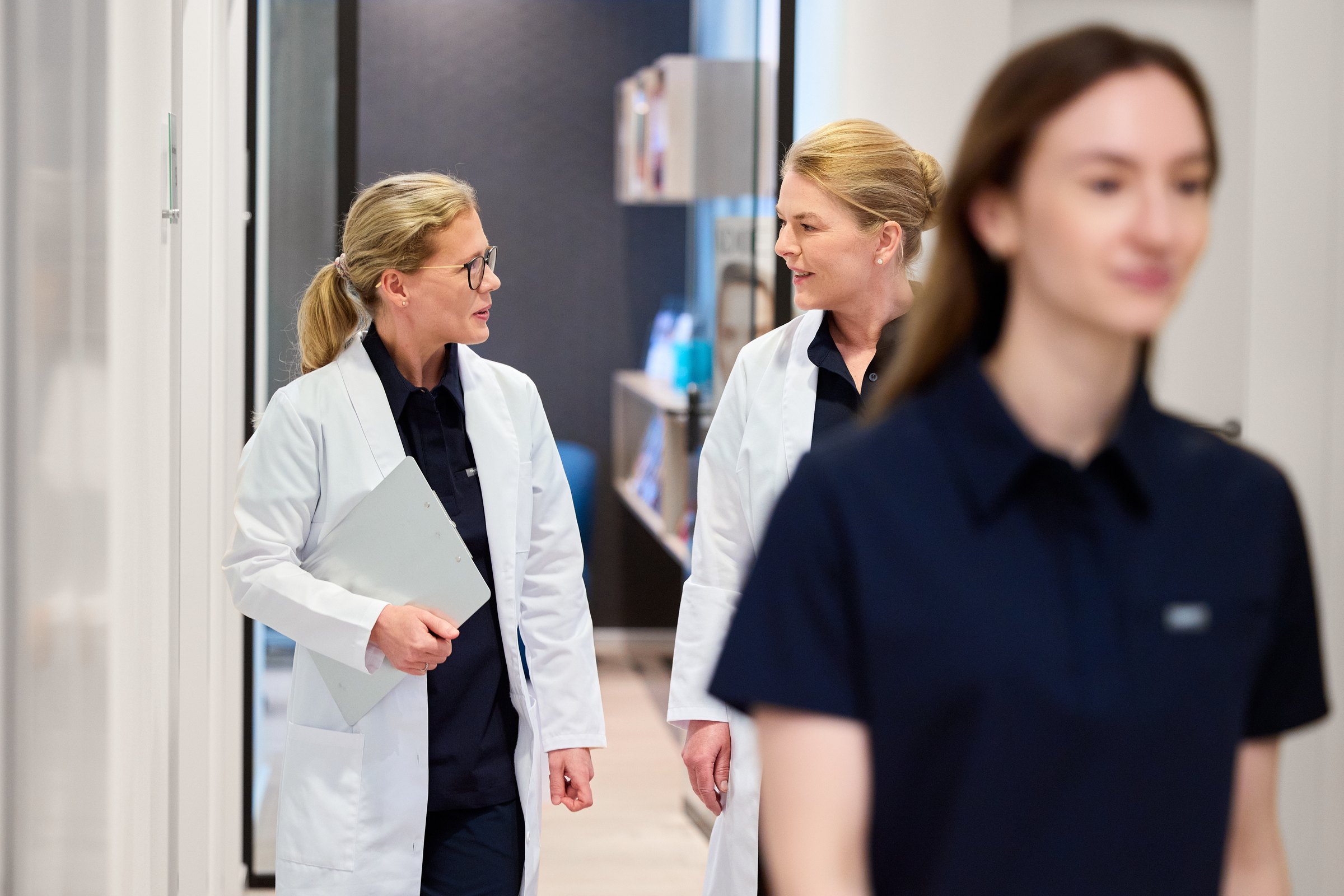 Ärztinnen und Mitarbeiterin im Flur der Hamburg Dermatologie